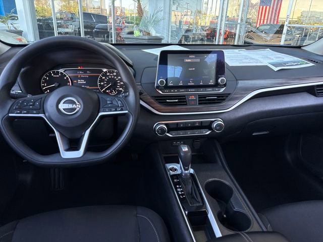 Used 2025 Nissan Altima 2.5 SV FWD image 12