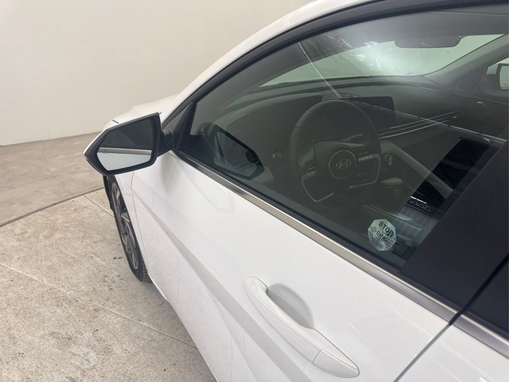 Used 2025 Hyundai Elantra Limited FWD image 17