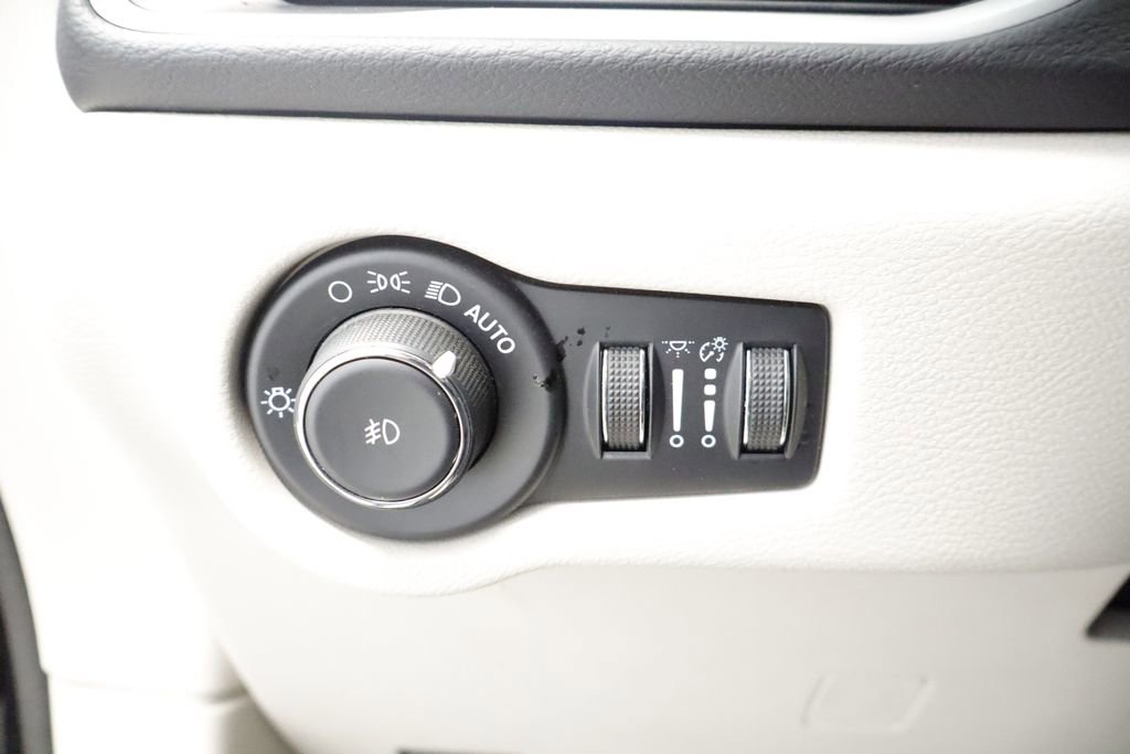 Certified 2023 Chrysler Pacifica Touring-L FWD image 31