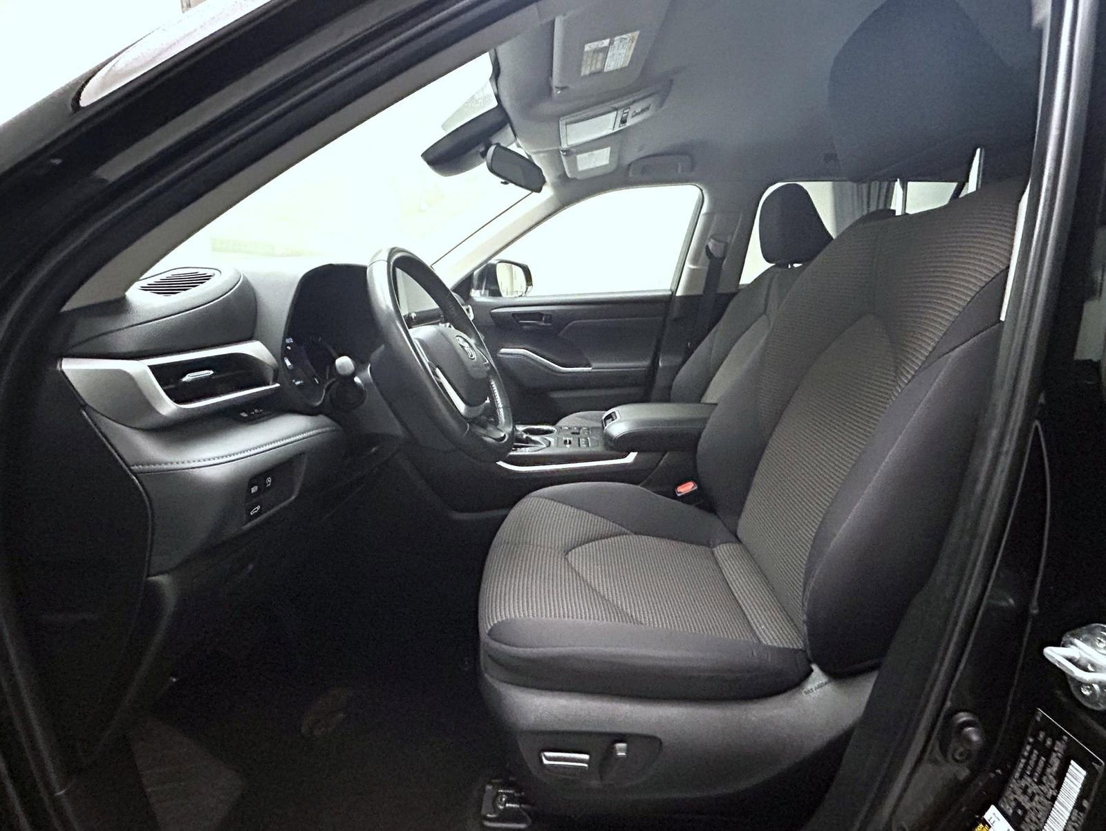 Used 2024 Toyota Highlander LE AWD/4WD image 10