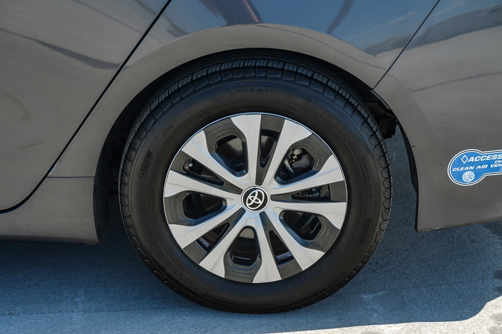 Certified 2021 Toyota Prius Prime XLE w/ Carpet Mat Package (TMS) FWD image 12