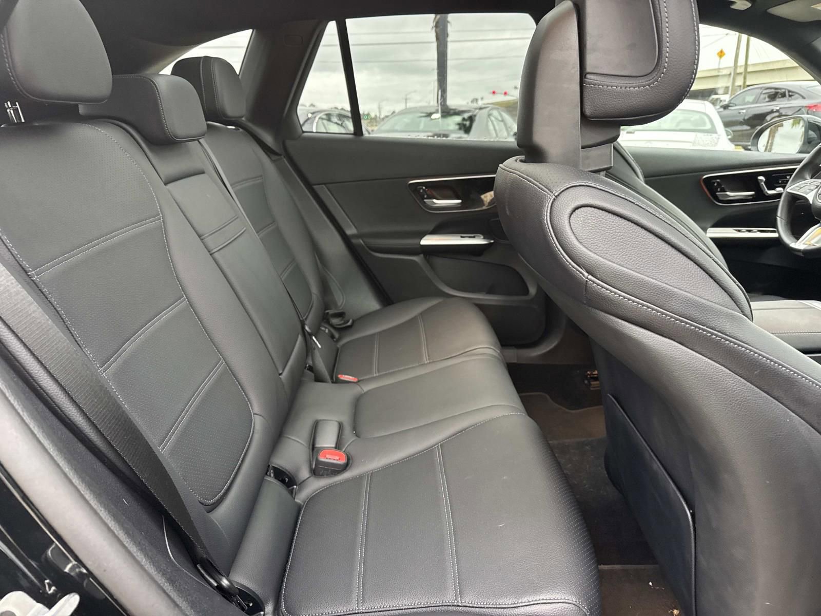 Used 2025 Mercedes-Benz GLC 300 4MATIC image 9