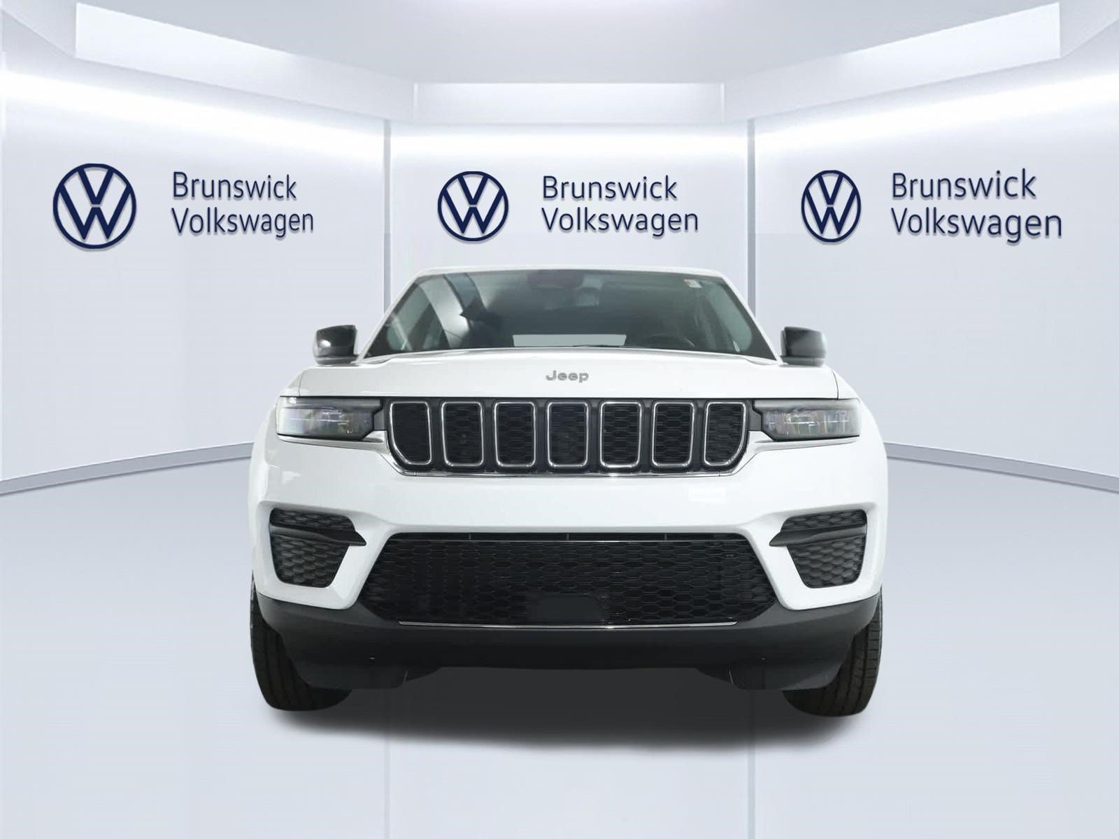 Used 2023 Jeep Grand Cherokee Laredo AWD/4WD image 5