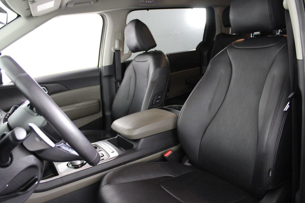 Used 2025 Kia Carnival EX FWD image 19
