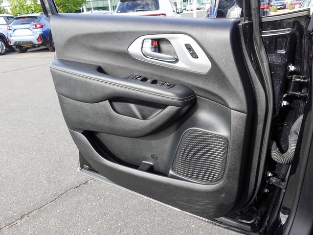 Used 2026 Chrysler Pacifica Limited w/ S Appearance Package FWD image 17