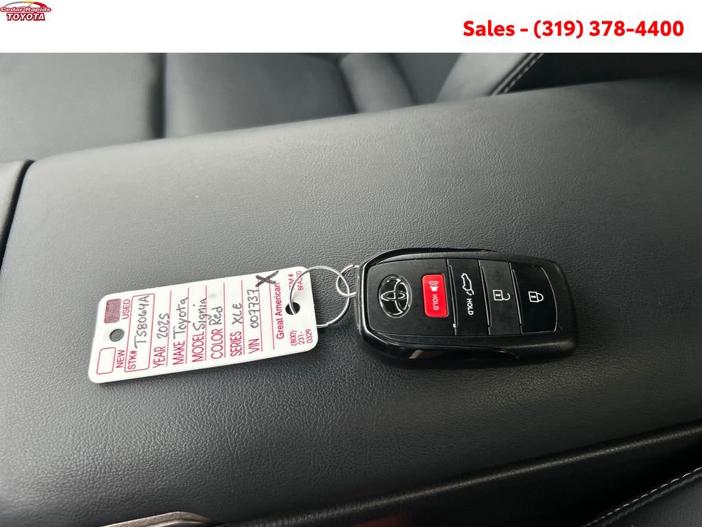 Certified 2025 Toyota Crown Signia image 27