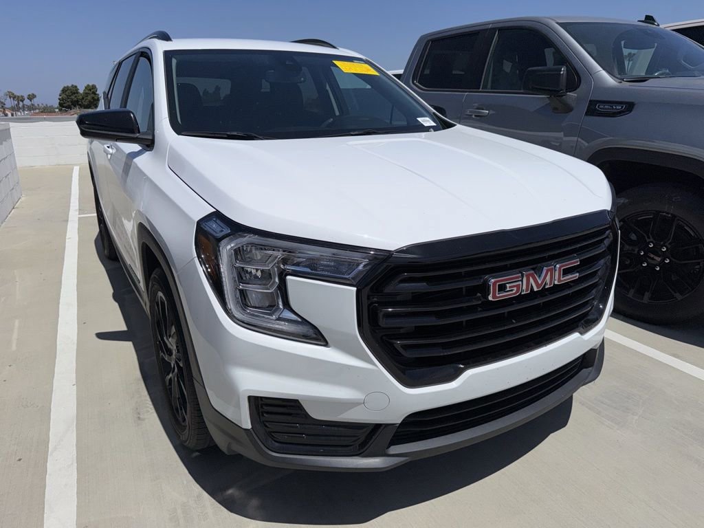 Used 2024 GMC Terrain SLE w/ Driver Convenience Package FWD image 3