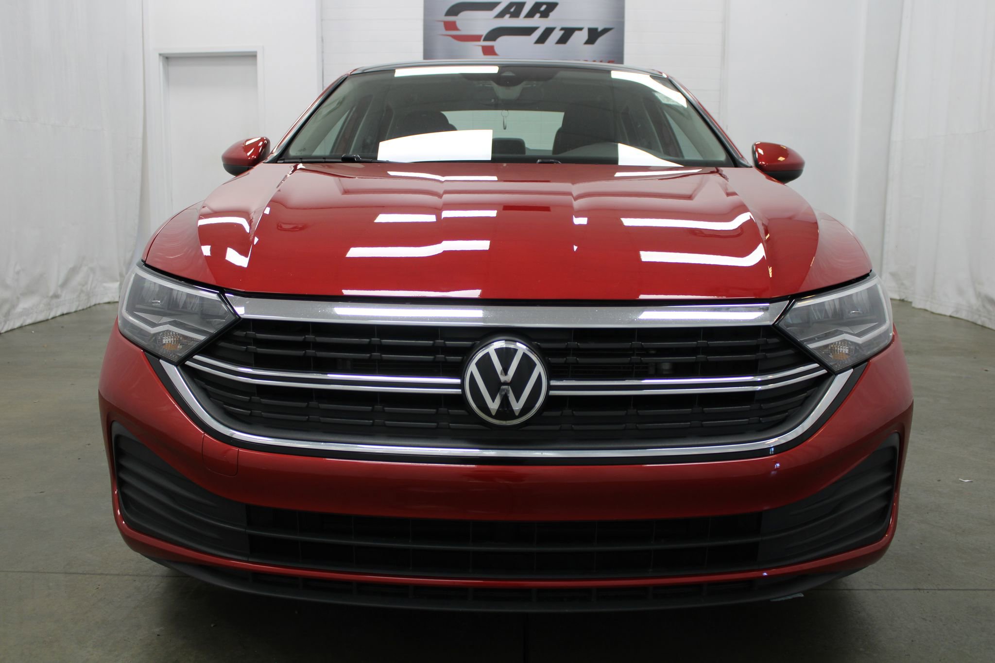 Used 2023 Volkswagen Jetta SE image 2