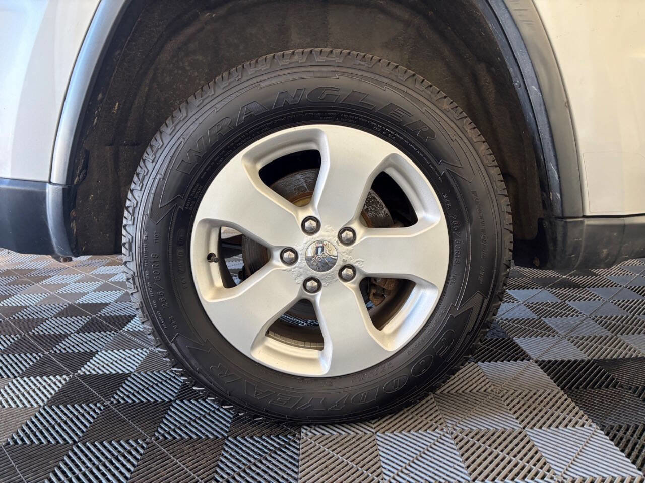 Used 2011 Jeep Grand Cherokee Laredo AWD/4WD image 27