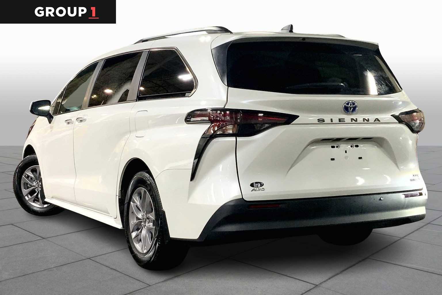 Used 2024 Toyota Sienna XLE w/ XLE Plus Package image 12