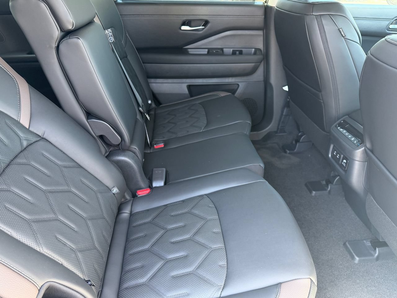 New 2026 Nissan Pathfinder Platinum w/ Cargo Package AWD/4WD image 12