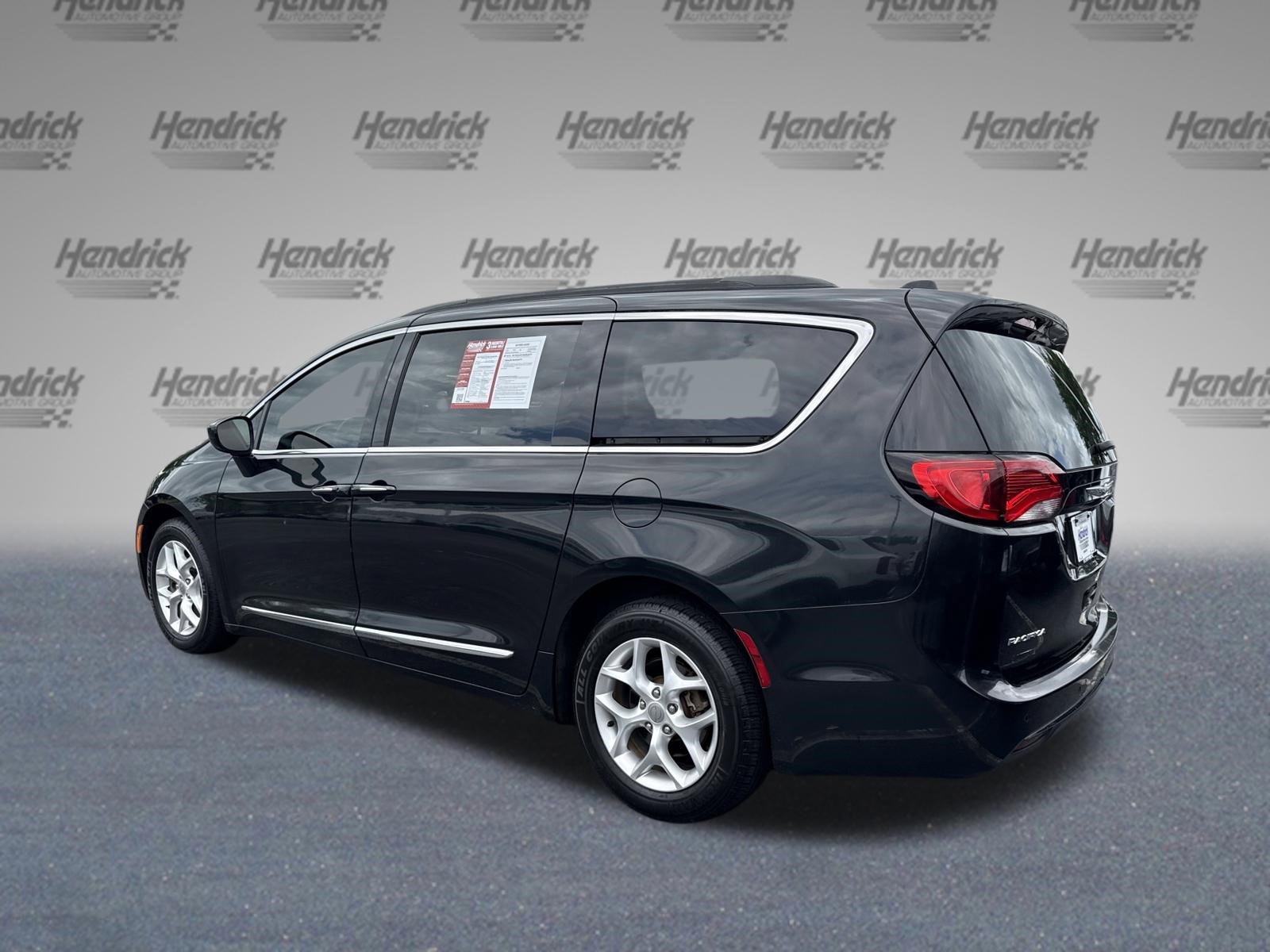 Used 2017 Chrysler Pacifica Touring-L w/ Tire & Wheel Group FWD image 7