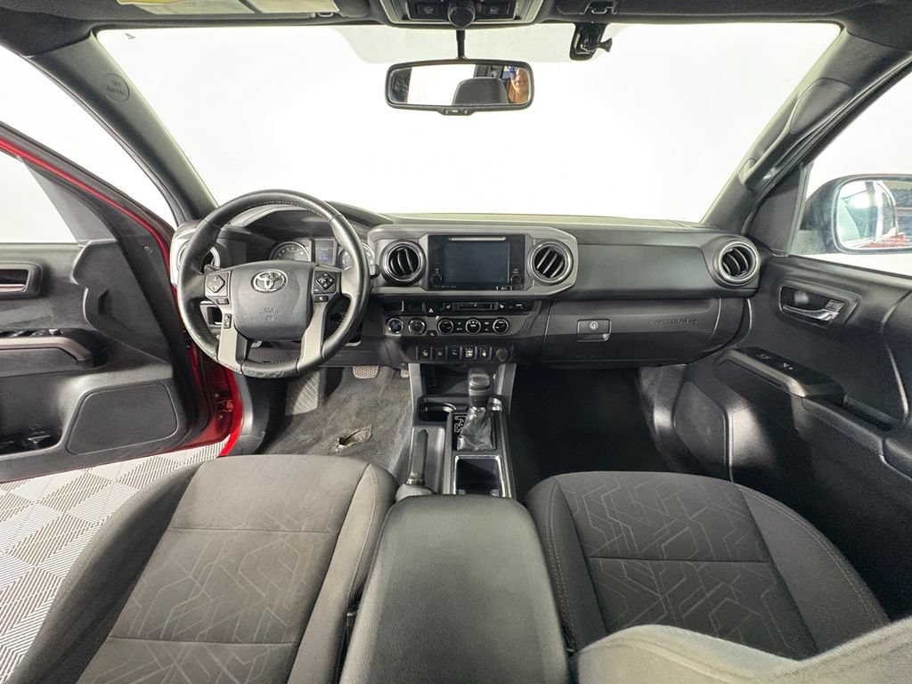 Used 2017 Toyota Tacoma TRD Off-Road w/ Premium & Technology Package AWD/4WD image 4