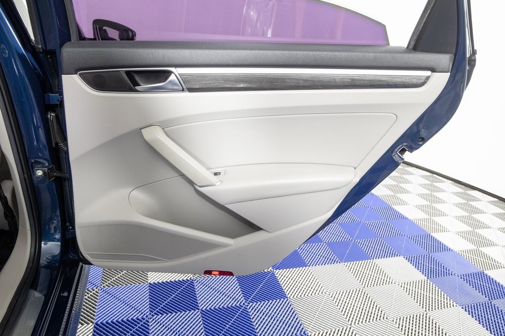 Used 2018 Volkswagen Passat 2.0T SE image 16