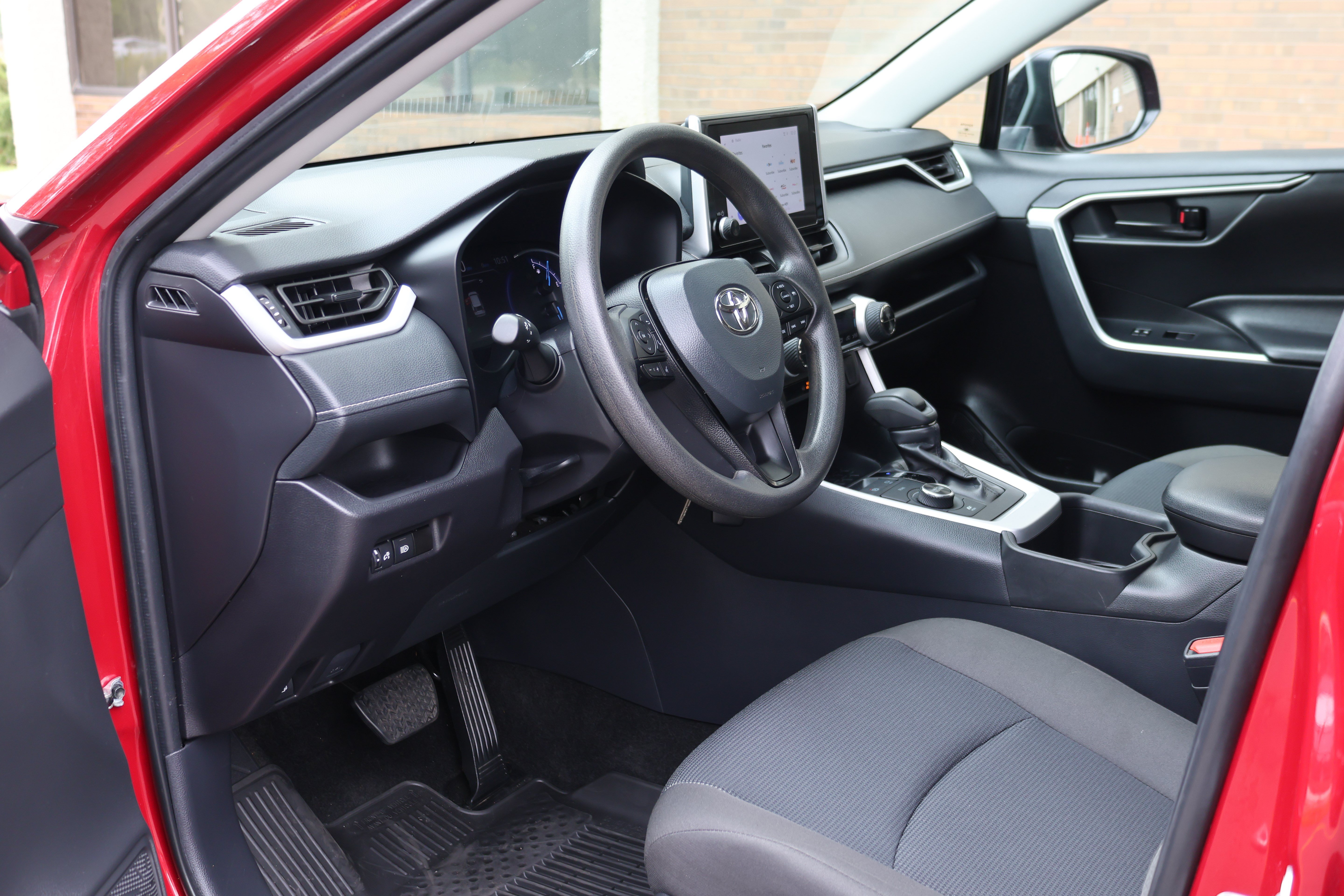 Used 2025 Toyota RAV4 LE AWD/4WD image 32