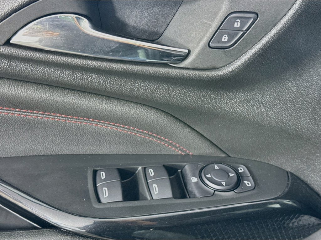 Used 2024 Chevrolet Trax RS w/ Sunroof Package FWD image 21