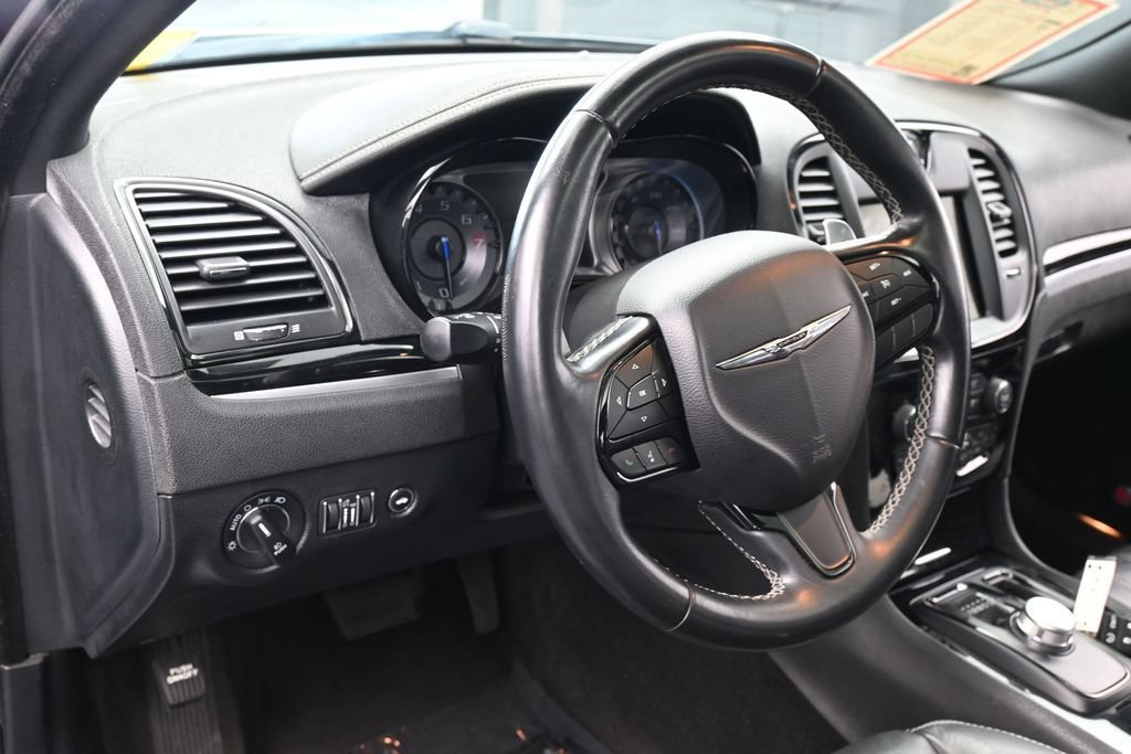 Used 2018 Chrysler 300 S w/ 300S Premium Group RWD image 17