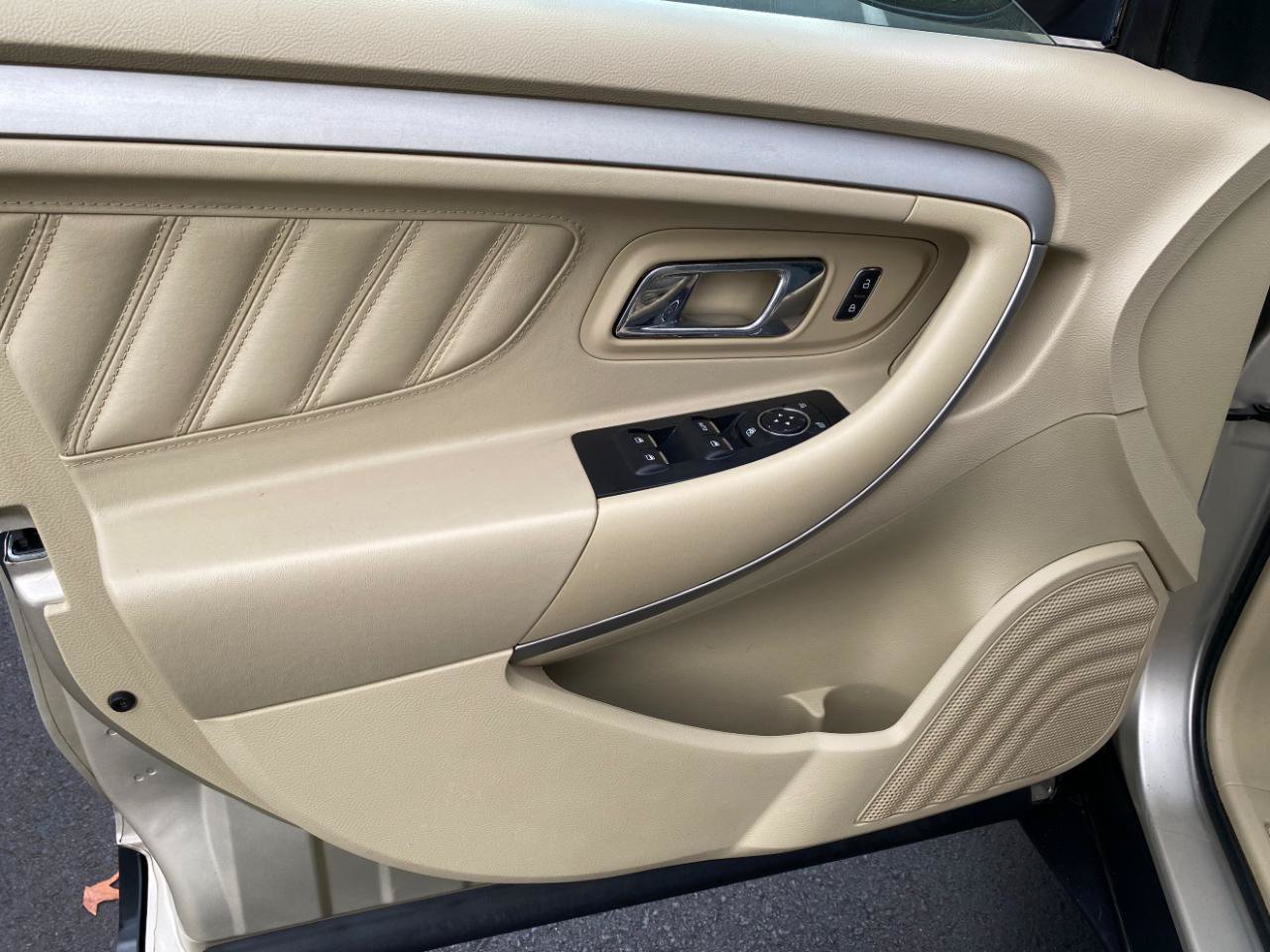 Used 2018 Ford Taurus SE FWD image 24