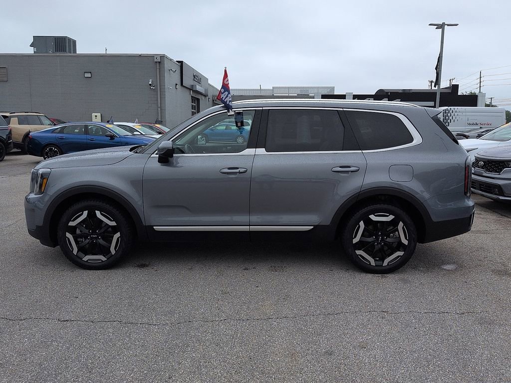 Used 2023 Kia Telluride EX w/ EX Captain's Chair Package FWD image 4