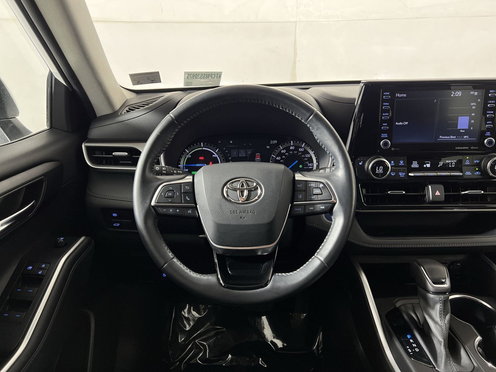 Used 2021 Toyota Highlander XLE AWD/4WD image 16