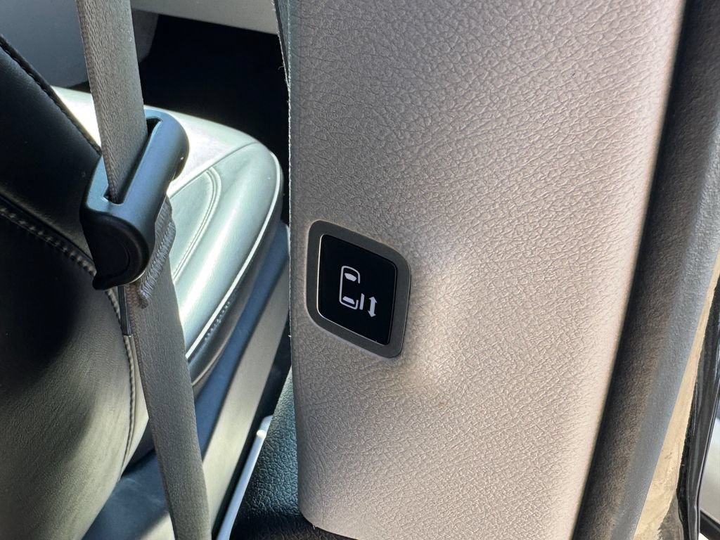 Used 2023 Chrysler Pacifica Touring-L FWD image 19