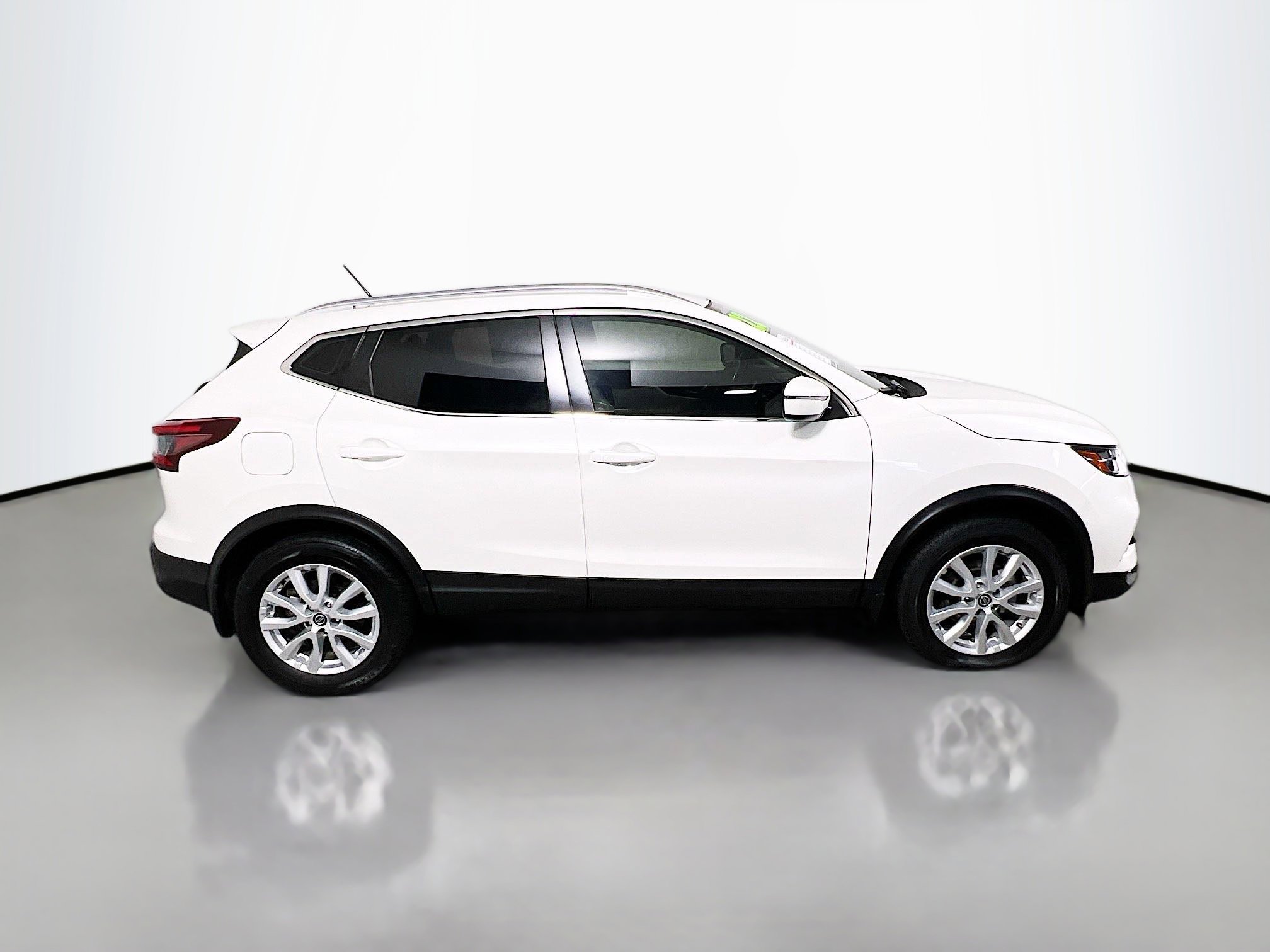 Used 2022 Nissan Rogue Sport SV image 3