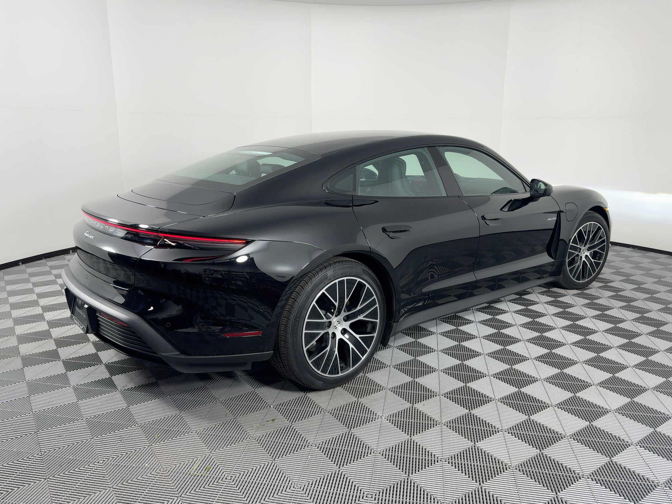 Used 2025 Porsche Taycan RWD image 9