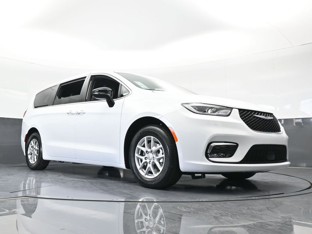 New 2026 Chrysler Pacifica Select image 55