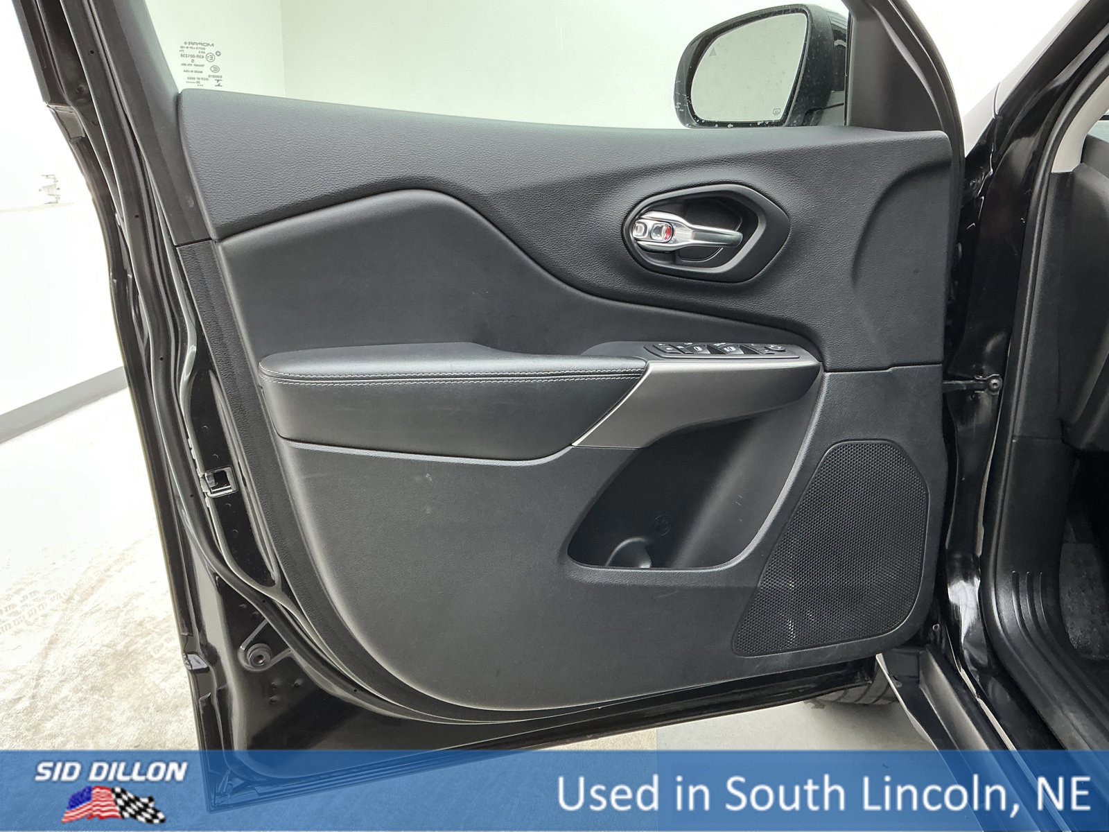 Used 2021 Jeep Cherokee Latitude Lux w/ Mopar Interior Package image 16