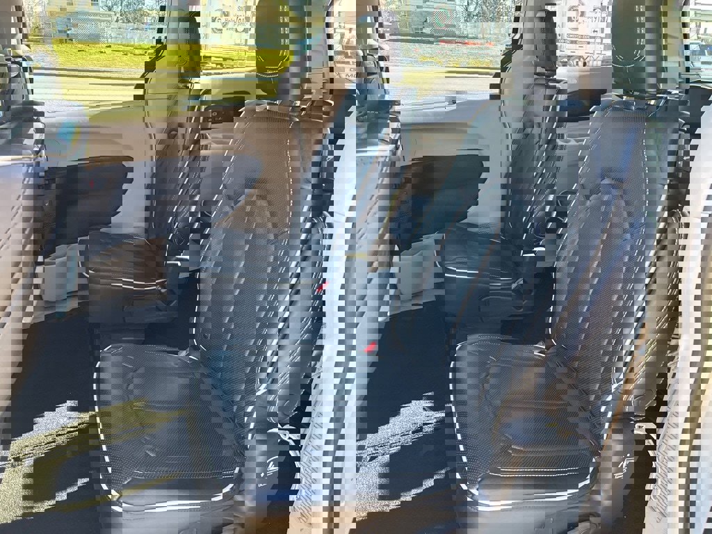 Used 2023 Chrysler Pacifica Limited w/ Uconnect Theater Family Group image 16