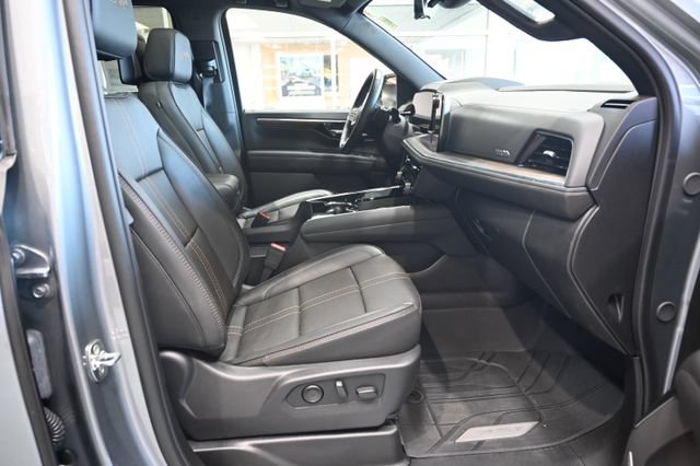 Used 2025 Chevrolet Suburban High Country AWD/4WD image 12