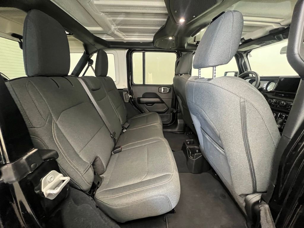 Used 2024 Jeep Wrangler Unlimited Sahara AWD/4WD image 8