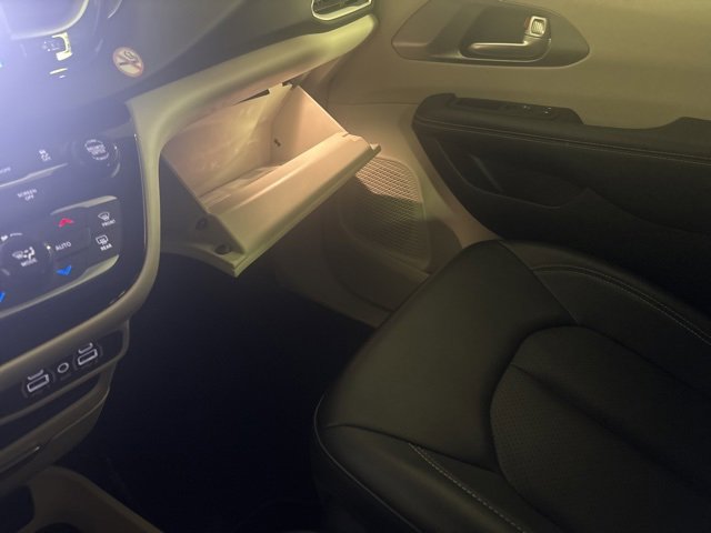 Certified 2024 Chrysler Pacifica Touring-L image 45