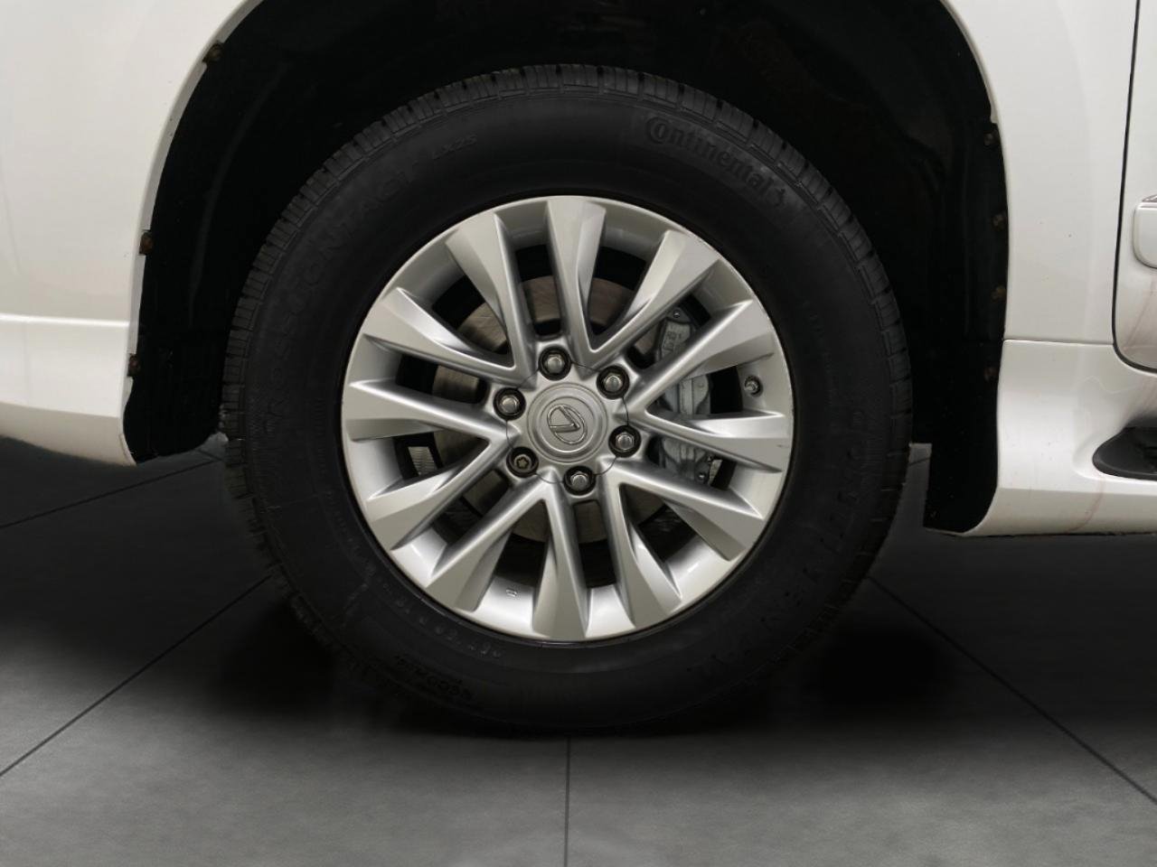 Used 2018 Lexus GX 460 Premium w/ Premium Package image 12