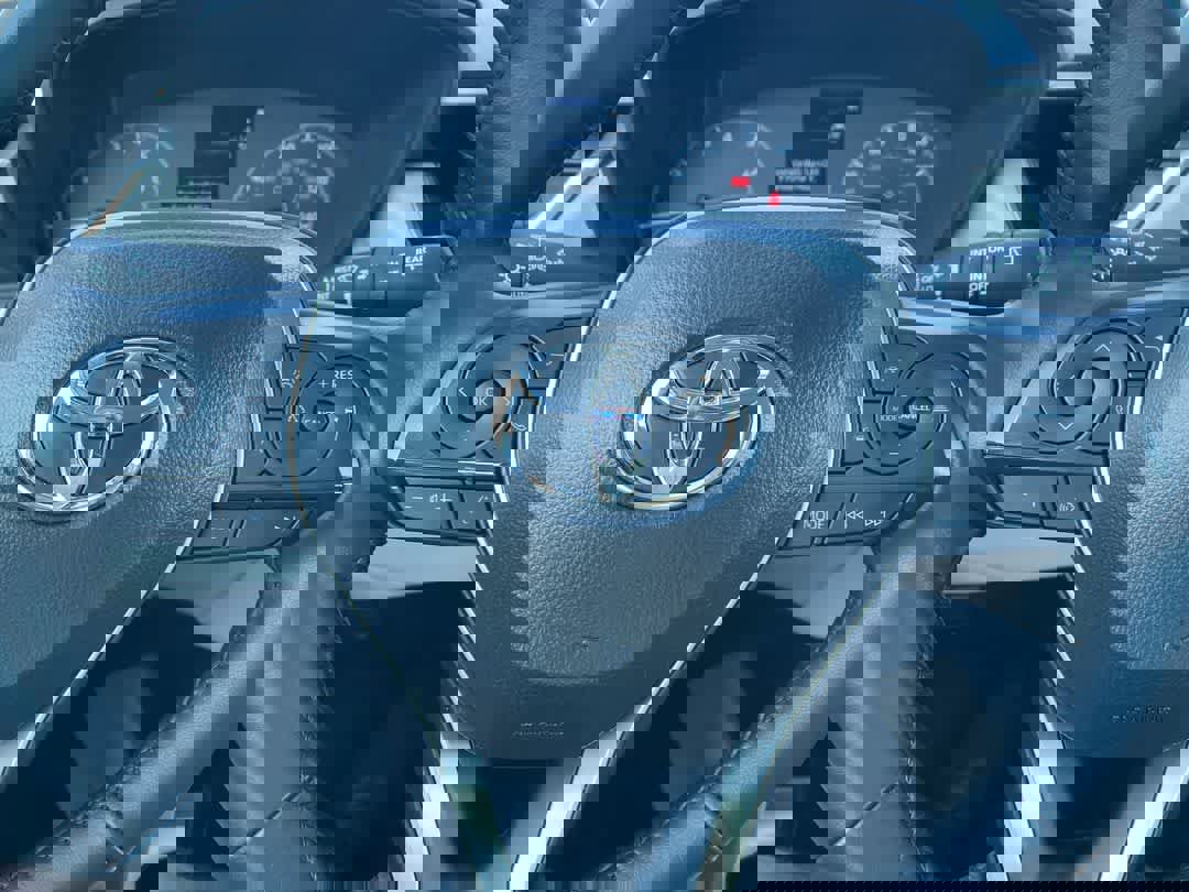 Used 2025 Toyota Corolla Cross LE image 14