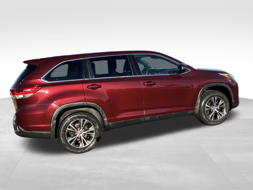 Used 2019 Toyota Highlander LE AWD/4WD image 10