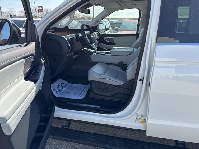 Used 2025 Ford Expedition Platinum w/ Platinum Ultimate Package AWD/4WD image 9