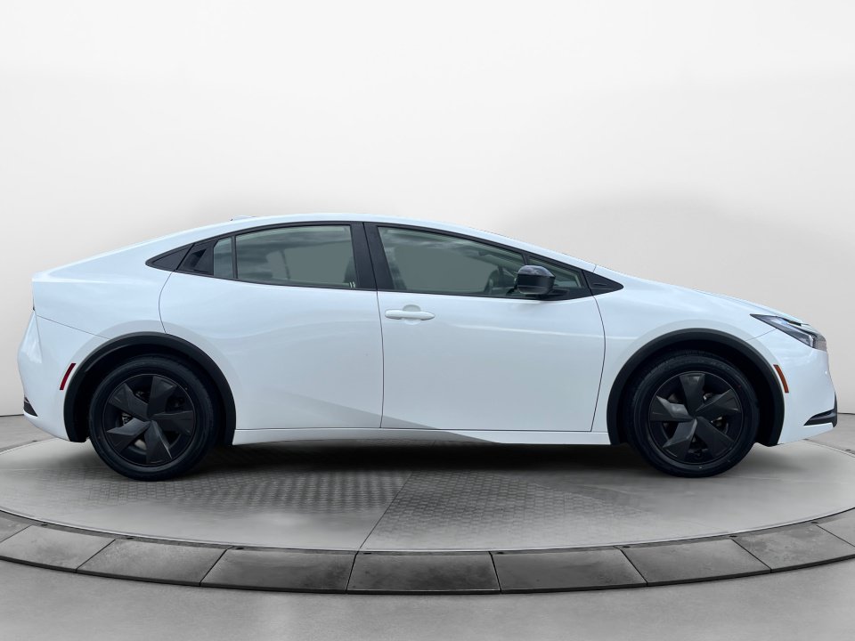 Used 2025 Toyota Prius LE FWD image 8