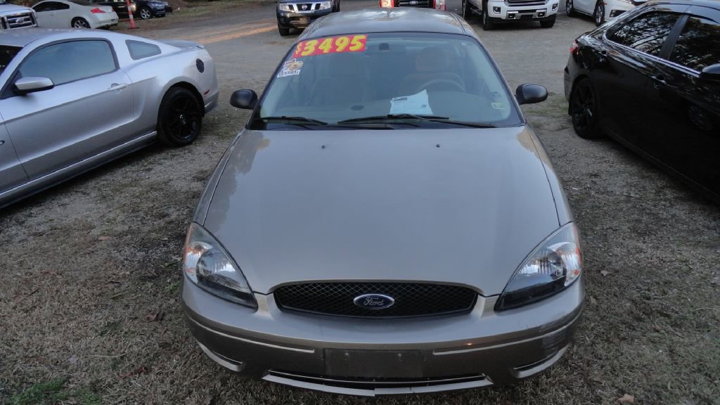 Used 2004 Ford Taurus SE image 2