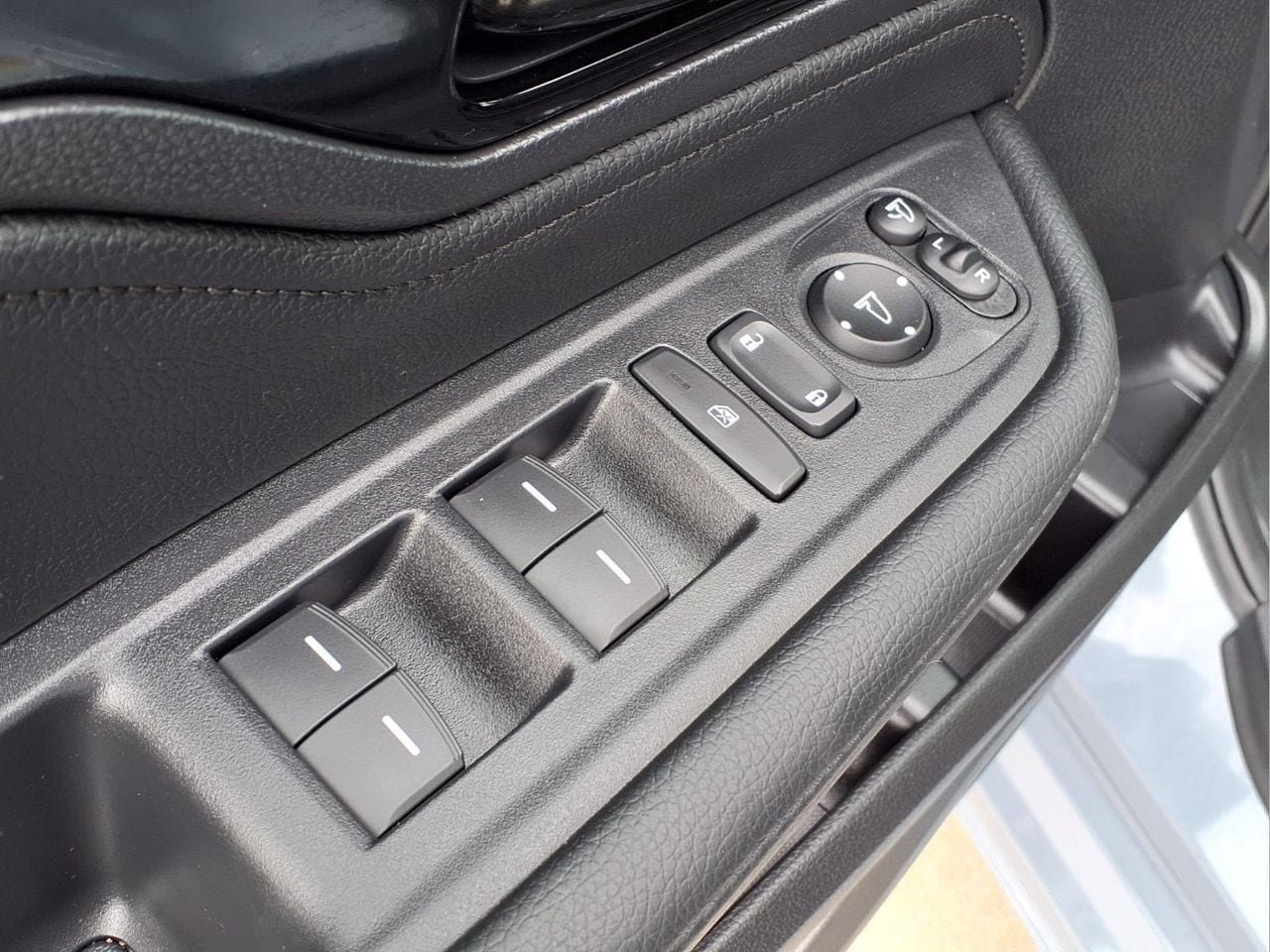 Used 2025 Honda Odyssey Elite image 17