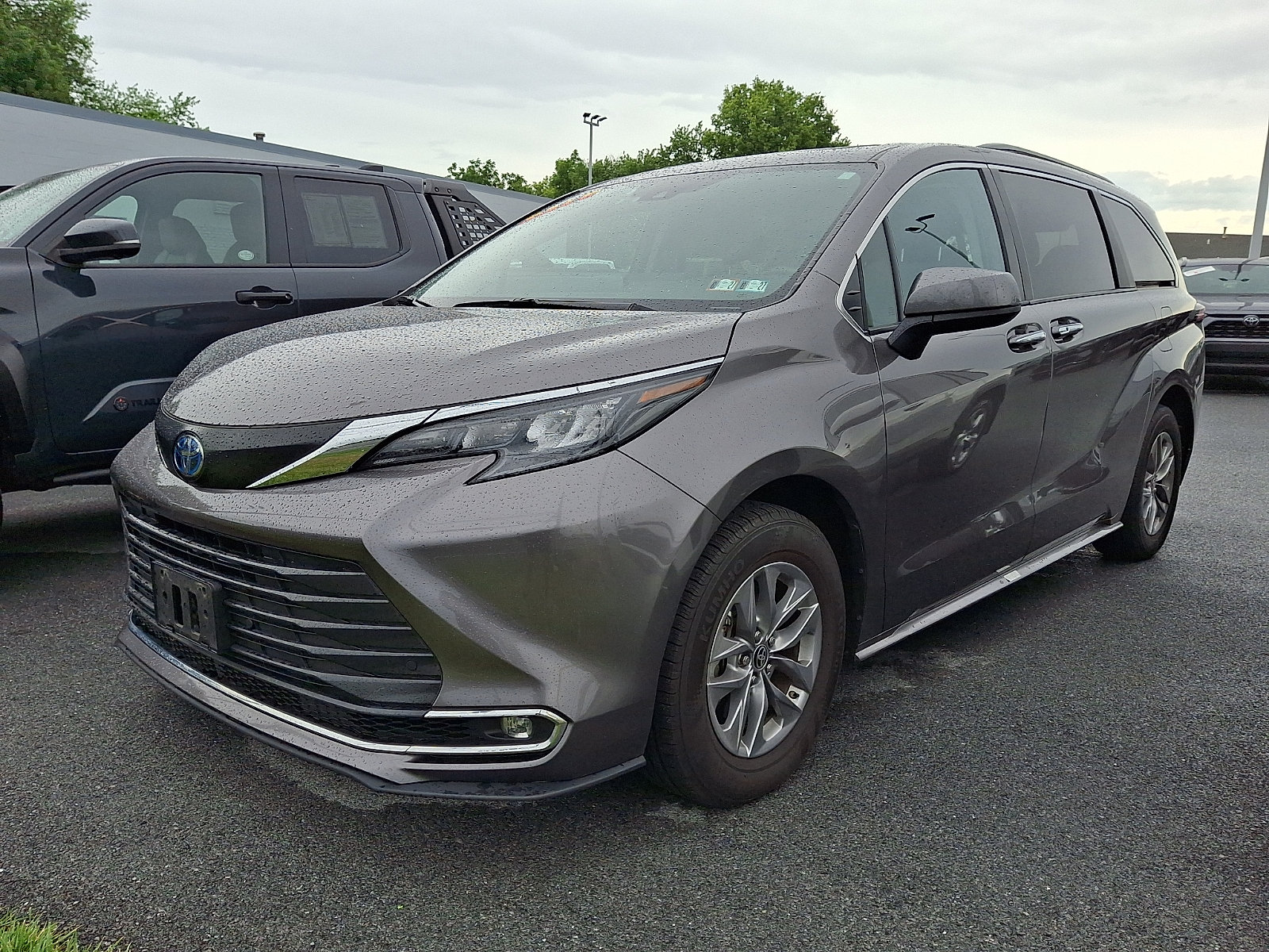 Used 2024 Toyota Sienna XLE FWD image 2