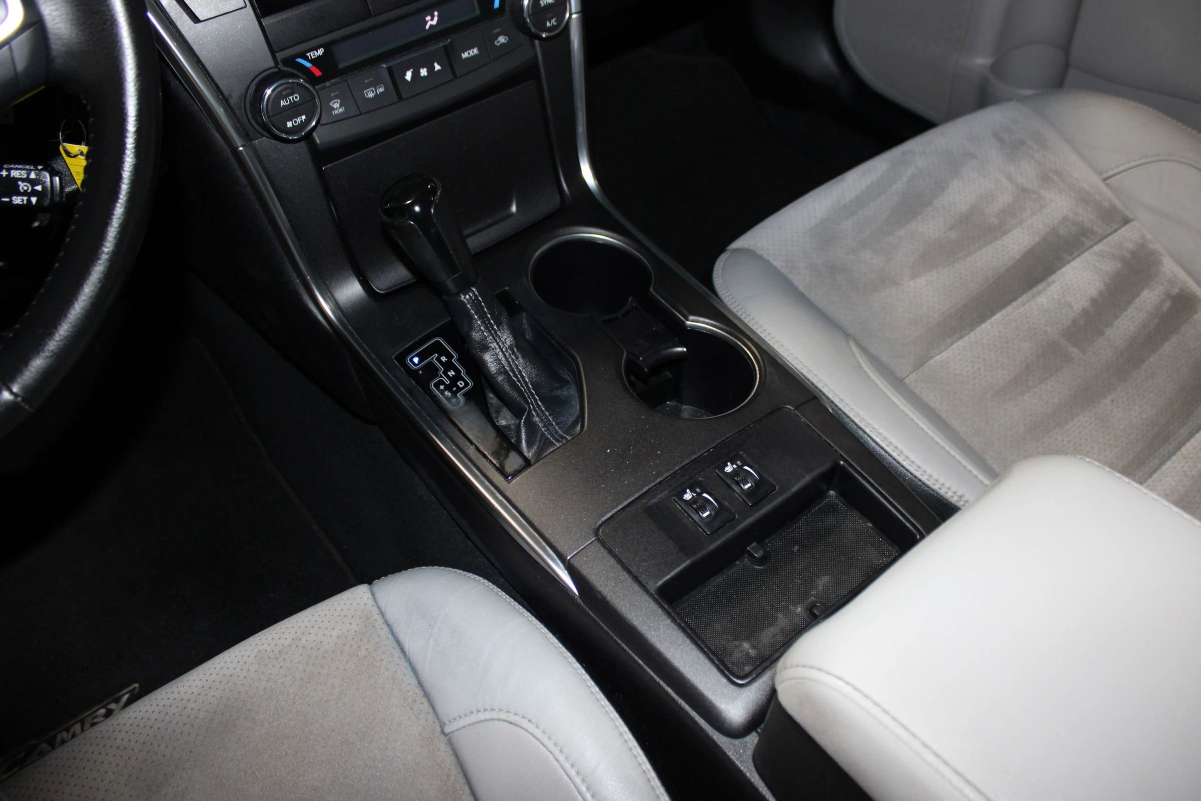Used 2016 Toyota Camry XSE FWD image 16