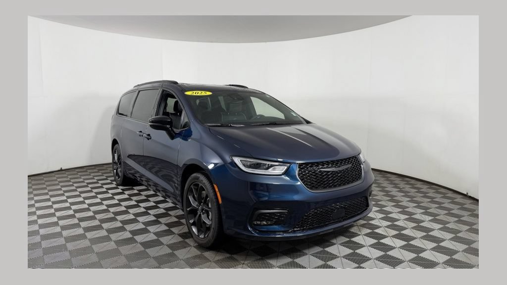 Used 2025 Chrysler Pacifica Limited w/ Trailer Tow Group AWD/4WD 360° Tour