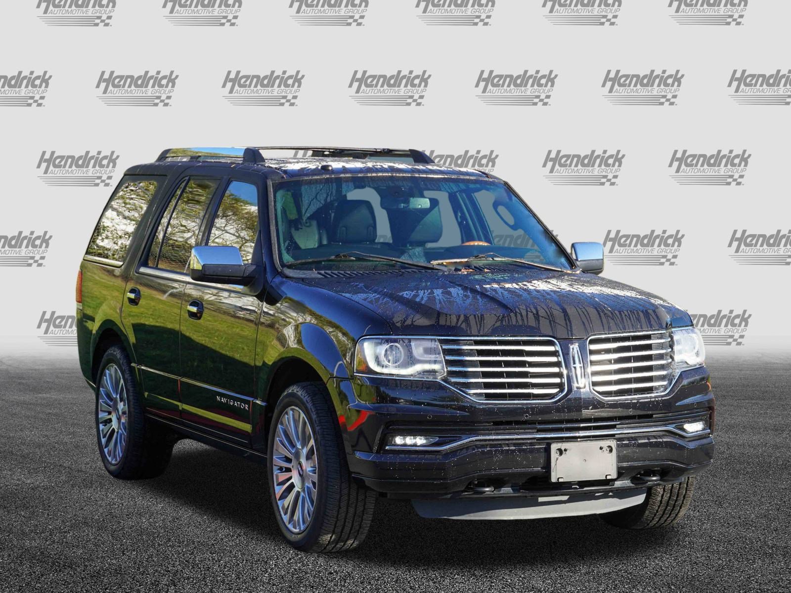Used 2017 Lincoln Navigator Select image 2
