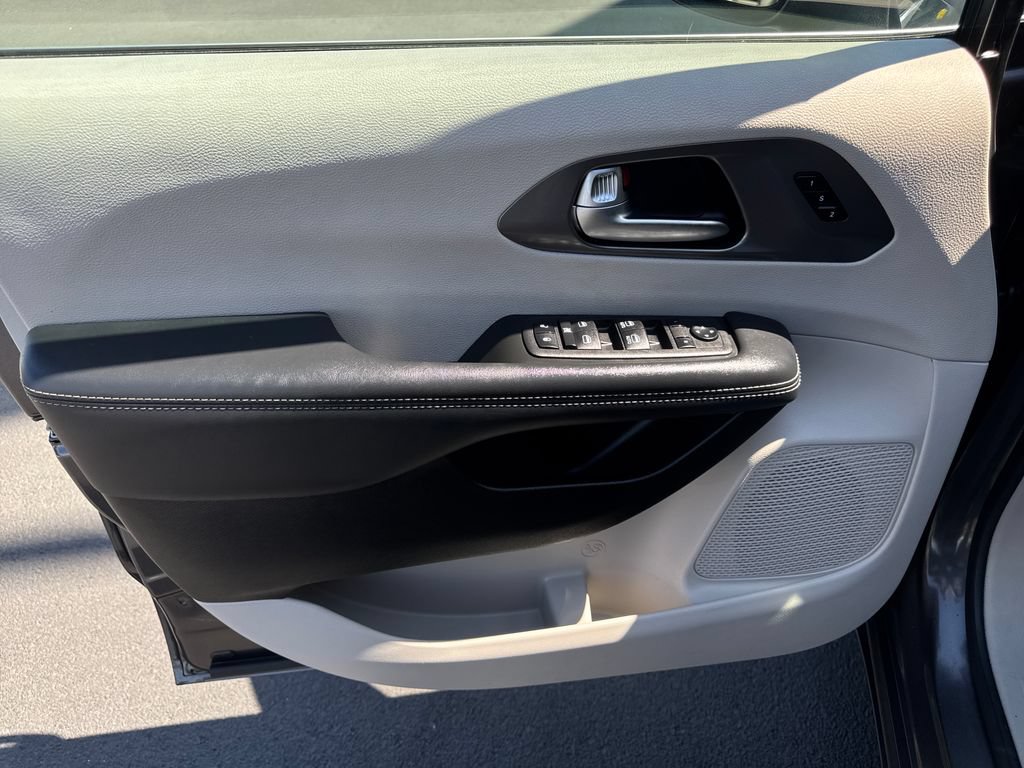 Used 2023 Chrysler Pacifica Touring-L FWD image 10