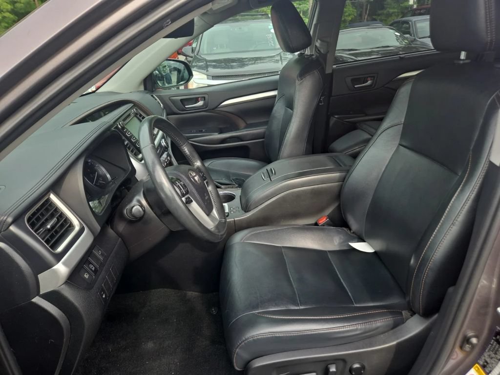 Used 2019 Toyota Highlander XLE AWD/4WD image 5