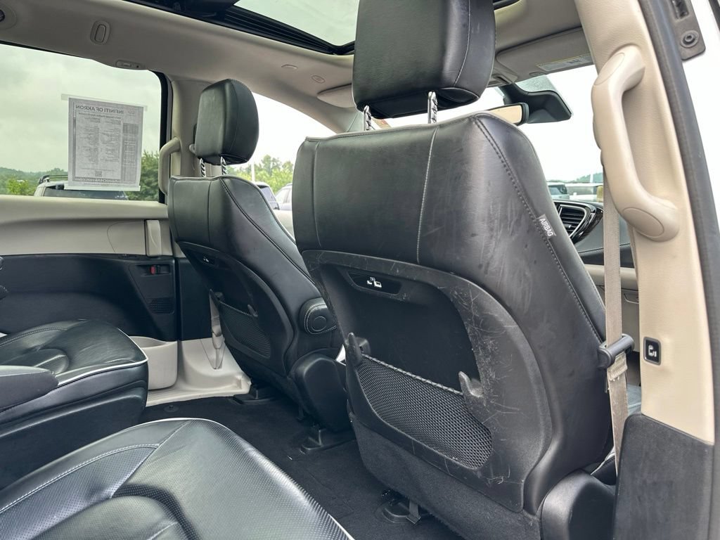 Used 2023 Chrysler Pacifica Limited FWD image 30