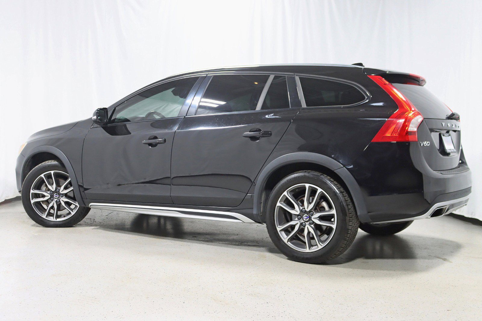 Used 2018 Volvo V60 T5 Cross Country w/ Convenience Package image 9