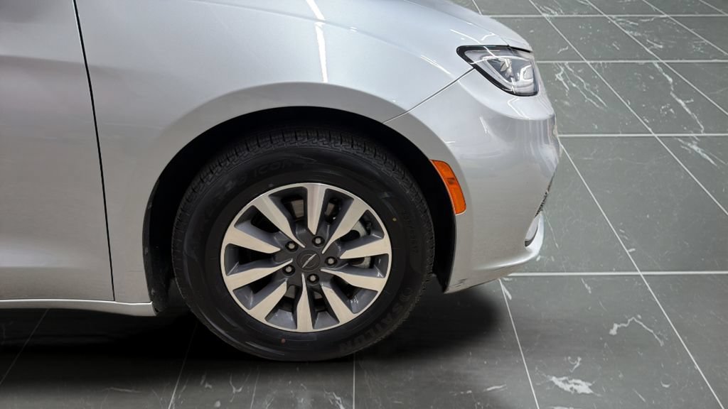 Used 2023 Chrysler Pacifica Touring-L FWD image 26