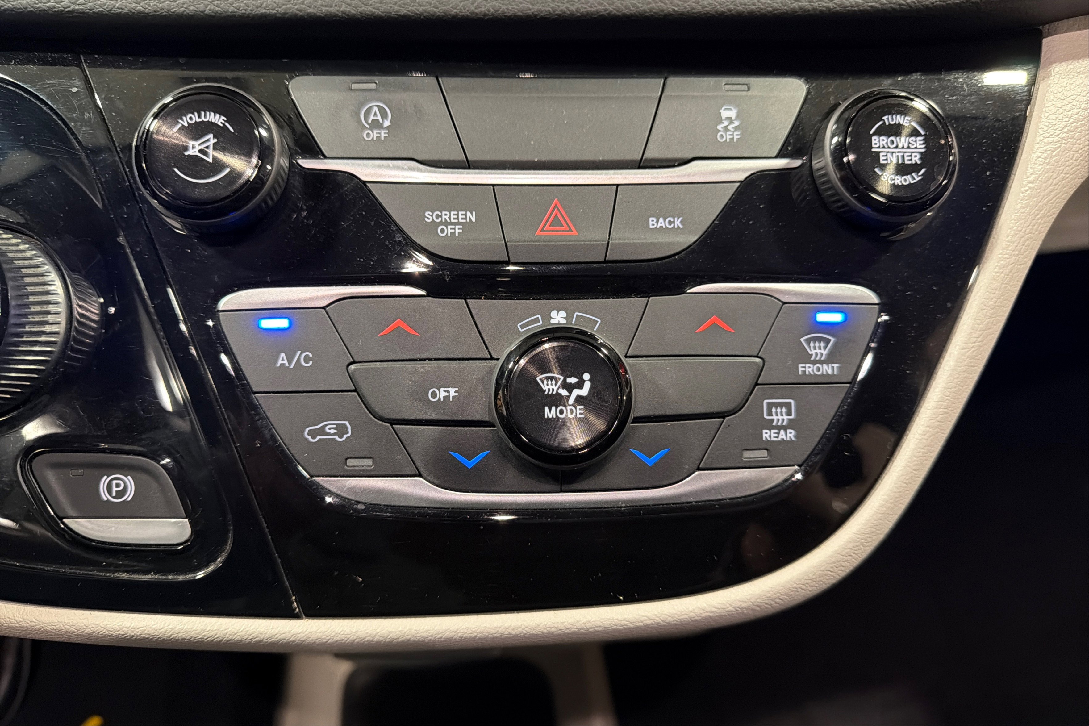 Used 2017 Chrysler Pacifica LX w/ Tire & Wheel Group FWD image 31